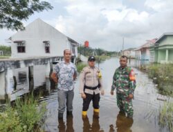 Polres Rohil Cek Debit Air dan Kunjungi Ratusan Warga Terdampak Banjir di Kecamatan Rantau Kopar