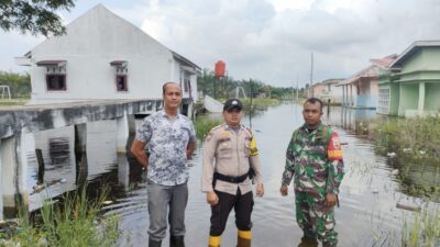 Polres Rohil Cek Debit Air dan Kunjungi Ratusan Warga Terdampak Banjir di Kecamatan Rantau Kopar