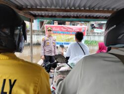 Polsek Tualang Temani Masyarakat Menyebrang Sungai Sembari Sampaikan Pesan Pemilu Damai