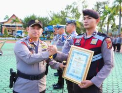 Kapolres Siak Asep Sujarwadi Berikan Penghargaan Kepada Personil Berprestasi