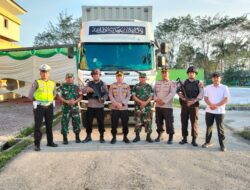 Polsek Tualang Kawal Kotak Suara dari PPK Menuju Gudang Logistik KPUD Kabupaten Siak