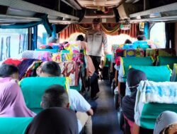 Sambangi Terminal Panit Binmas Polsek Tualang Beri Himbauan Kepada Sopir Bus dan Calon Penumpang