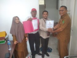 Gustich L.Marpaung Serahkan Langsung SKT ke DPD LSM INAKOR Rohil.