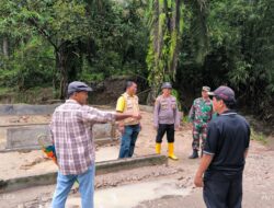 Solidaritas Tinggi, Polres Simalungun Bersama Masyarakat Evakuasi Pasangan Suami Istri Tewas, Korban Banjir Bandang