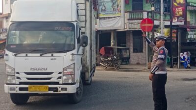 Personil Sat Lantas Polres Batu Bara, Melaksanakan Kegiatan Pengaturan Arus Lalulintas..