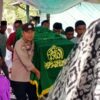 Peran Bhabinkamtibmas Polsek Tualang Ikut Gotong Keranda Jenazah Warga Meninggal Dunia