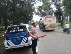 Personil Sat Lantas Polres Batu Bara Melaksanakan Kegiatan Patroli Kibas Bendera