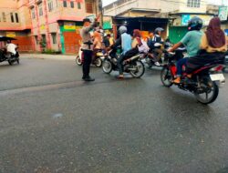 Personil Polsek Indrapura, Melaksanakan Kegiatan Pengaturan Arus Lalulintas.