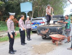 Sat Lantas Polres Batubara tutupi jalan berLubang cegah laka lantas.