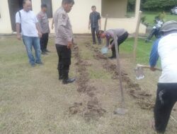 Kapolsek Bosar Maligas Dukung Program Ketahanan Pangan, Tanam Benih Jagung di Halaman Pospol Ujung Padang