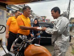Polsek Indrapura Gelar Jumat Berkah, Bagikan Makanan untuk Tukang Becak