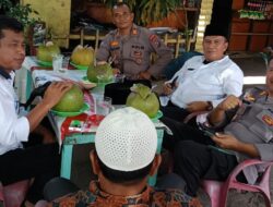 Polsek Lima Puluh Kawal Kenduri Megang dan Mandi Balimau di Pantai Sejarah.