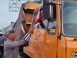 Sat Lantas Polres Simalungun Gelar Kegiatan Polri Peduli Masyarakat Melalui Pembagian Segitiga Pengaman di Jalan Medan