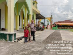 Bhabinkamtibmas Polsek Bosar Maligas Amankan Sholat Jumat di Masjid Jami’ Ujung Padang