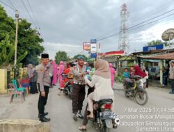 Kapolsek Bosar Maligas Berbagi Takjil di Depan Mako, Tebarkan Kebahagiaan di Bulan Ramadhan   