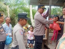 Ramadhan Suci Ramadhan Berbagi Polsek Labuhan Ruku Bagi – Bagi Takjil Berbuka Puasa Door To Door Kepada Masyarakat.