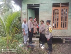 Kapolsek Labuhan Ruku Do To Door Bagikan Takjil Berbuka Kepada Masyarakat