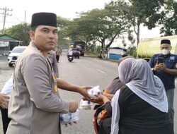 Kapolres Batu Bara Bersama Pers Polsek Lima Puluh Terjun Langsung Membagikan Takjil Kepada Masyarakat