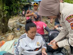 Tim Dokkes Polres Simalungun Berikan Pelayanan Kesehatan kepada Korban Banjir di Parapat, Pastikan Kesehatan Warga Terjaga, Dorong Percepatan Pemulihan   