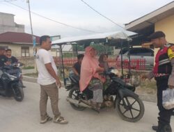 Plt Polsek Medang Deras AKP Ahmad fahmi SH, Membagikan takjil Gratis Untuk Berbuka Puasa,