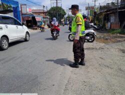 Bhabinkamtibmas Polsek Bosar Maligas Amankan Arus Lalu Lintas di Simpang Sinaksak, Pastikan Kelancaran dan Keamanan Jelang Lebaran, Antisipasi Lonjakan Arus Mudik   