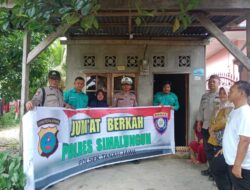 Polsek Tanah Jawa Gelar Jumat Berkah, Bagikan Sembako kepada Warga Kurang Mampu