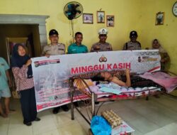 Polsek Tanah Jawa Wujudkan Minggu Kasih Dengan Bagikan Sembako Kepada Warga Kurang Mampu