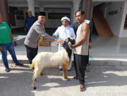 Polsek Tanah Jawa Berbagi Kurban dan Sembako ke Pondok Pesantren Jelang Idul Adha 1446 H