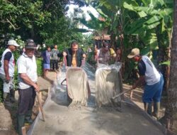 Polsek Bosar Maligas Kawal Pembangunan Rabat Beton, Bhabinkamtibmas Ajak Warga Jaga Kamtibmas di Simalungun