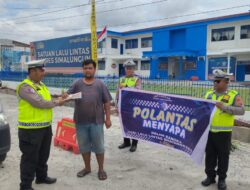 Sat Lantas Polres Simalungun Hadirkan Kenyamanan Berlalu Lintas Melalui Pembagian Segitiga Pengaman