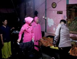 Ketua Bhayangkari Kuansing Serahkan Kursi Roda kepada Warga Kurang Mampu