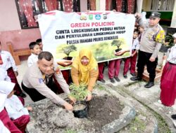 Hijaukan Lingkungan SDN 20 Mandau Bersama Personil Polsek Mandau