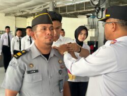 Apresiasi Kinerja, Kalapas Labuhan Ruku Sematkan Tanda Kenaikan Pangkat untuk Dua Orang Pegawai