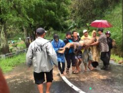 Pengendara Motor Berboncengan Tertimbun Longsor di Lereng Gunung Lawu Magetan
