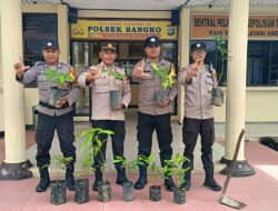 Hari Pohon Nasional Tahun 2025 Polsek Bangko Polres Rohil Tanam 8 Pohon