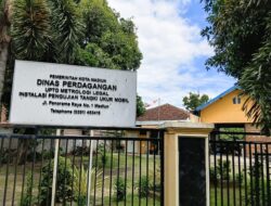 Tidak Ada Rasa Nasionalisme, Dinas Perdagangan Madiun Kibarkan Bebndera Merah Putih Dengan Tali Tinggal Satu