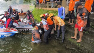 Insiden di Telaga Sarangan Talud Ambrol Saat Wisatawan Sedang Berfoto, 3 orang dan 8 motor tercebur