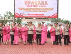 “Suasana sangat khidmat. Pasukan berdiri tegap, keluarga pejabat duduk penuh harap, dan semua mata tertuju pada upacara yang berlangsung dengan tertib dan penuh hikmat,” ungkap sumber dari Polres Simalungun.
