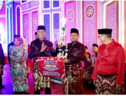 Camat Mandau Serahkan Piala Pemenang Administrasi Lomba Desa
