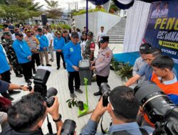 Brimob Polda Sumut dan Kapolres Simalungun Kompak Bersihkan Parapat, Wujudkan Indonesia ASRI