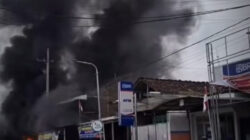 Petasan Picu Kebakaran Hebat, Pom Mini dan Toko Kelontong Hangus Terbakar