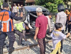 Reaksi Cepat Polres Simalungun! Kapolsek dan Tim Selamatkan 2 Korban Mobil Tertabrak Kereta di Perlintasan Liar