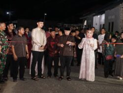 Camat Mandau Gunting Pita Festival Lampu Colok Kelurahan Pematang Pudu