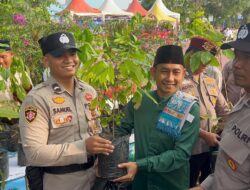 Usai Sholat Idul Fitri Polres Bengkalis Bagikan Bibit Pohon kepada Jamaah