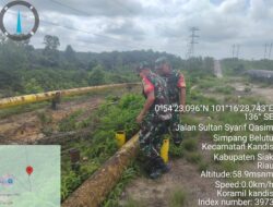 Babinsa Kandis, Patroli Pengamanan Line Pipa dan Komsos Tentang SKK Migas