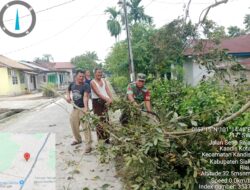 Babinsa Koptu K. Sitohang Bersihkan Jalan Dengan Warga Kandis Kota