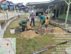 Babinsa Serda D. Gultom, Bersihkan Parit Bersama Warga Kelurahan Telaga Sam Sam