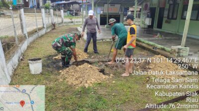 Babinsa Serda D. Gultom, Bersihkan Parit Bersama Warga Kelurahan Telaga Sam Sam