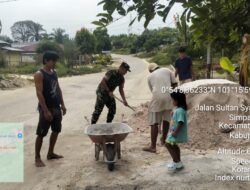 Babinsa Kopda Dedi Irawan, Bergotong Royong Dengan Warga, Bersihkan Parit