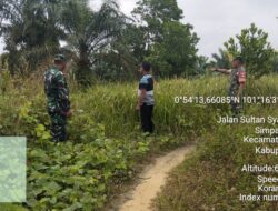 Babinsa Kandis Lakukan Patroli Karhutla di Wilayah Kelurahan Simpang Belutu